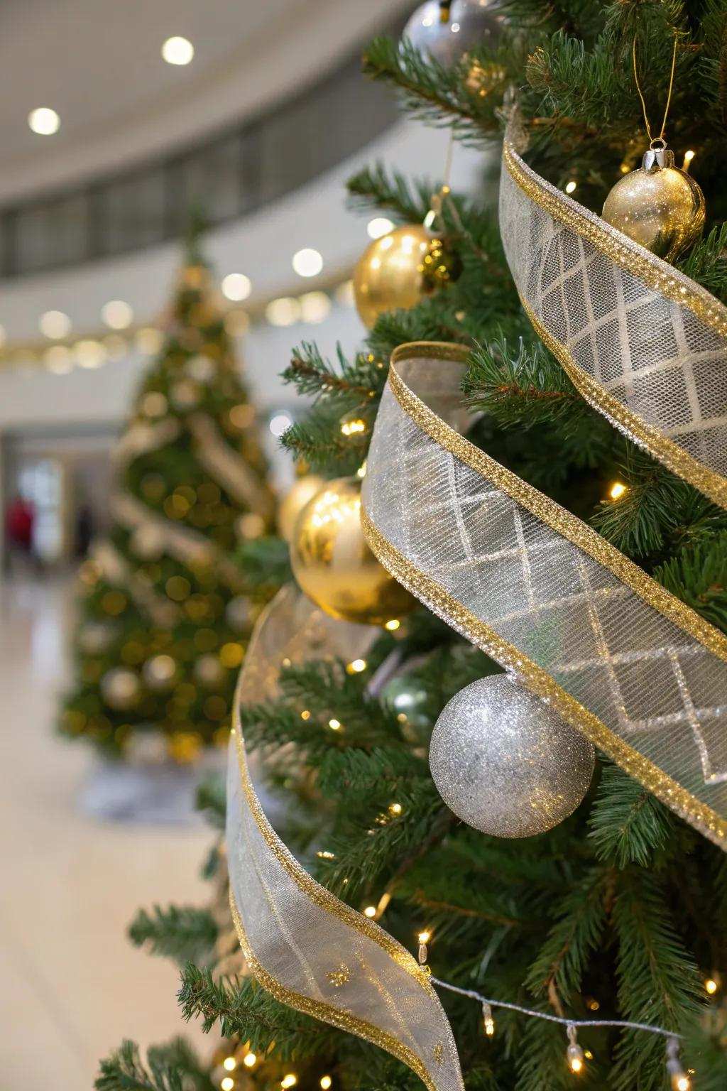 Bands impart a graceful movement to your tree décor.