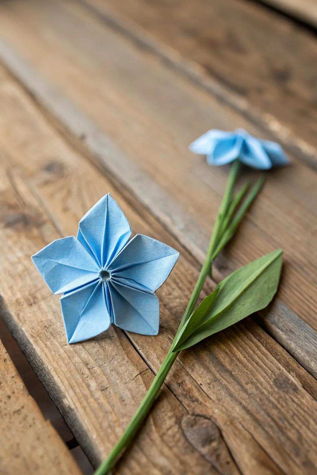 Delicate elegance: A handcrafted paper forget-me-not, the ideal touch of beauty and simplicity.
