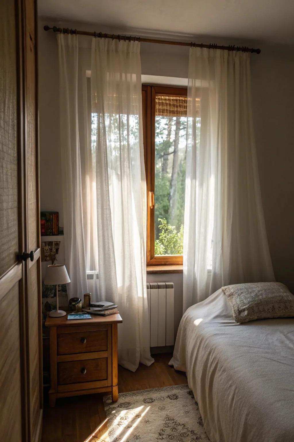 Light window coverings soften the ambiance and enhance natural light.