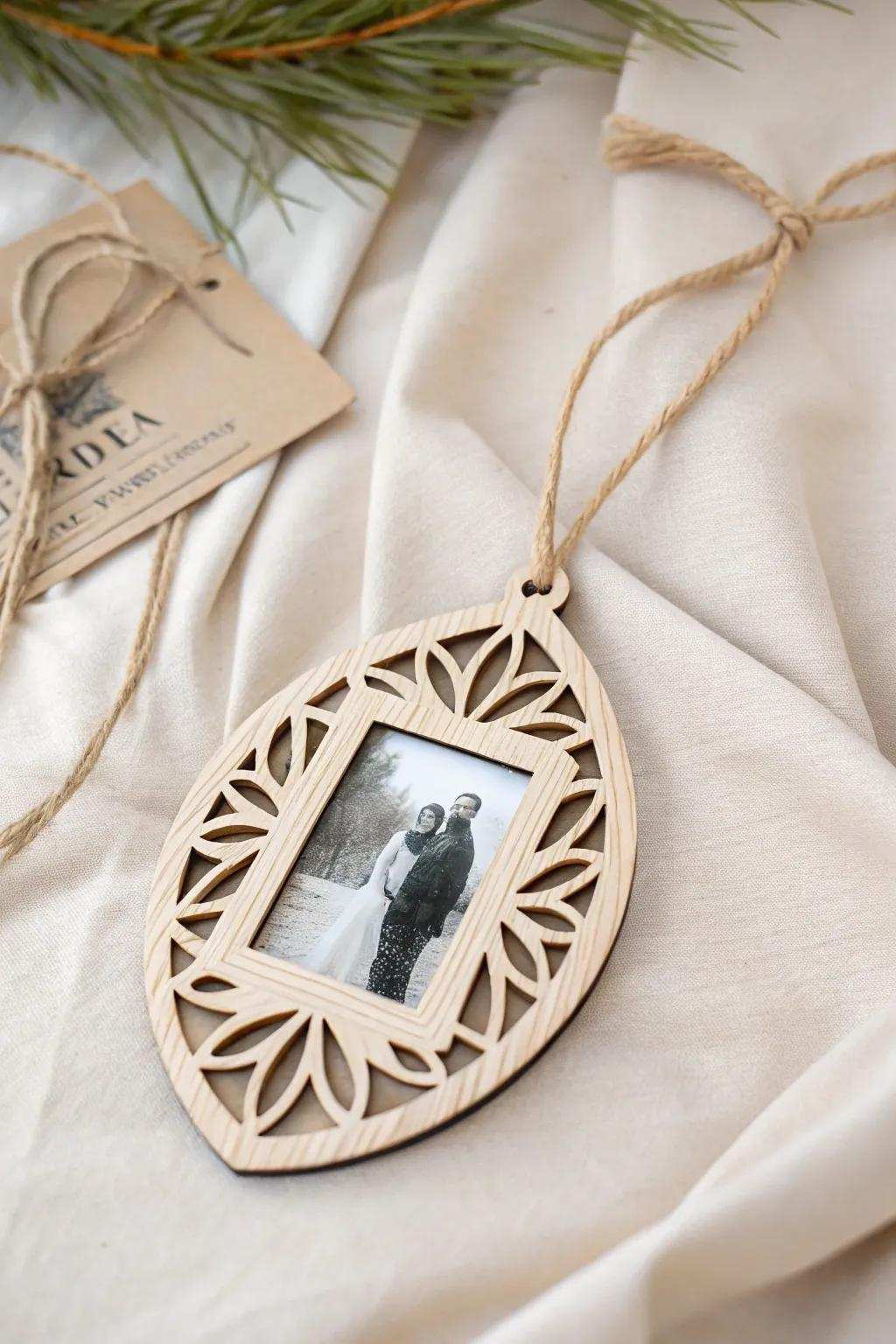 Seize cherished memories using these elegant image decorations, the perfect blend of simplicity and a personal touch.