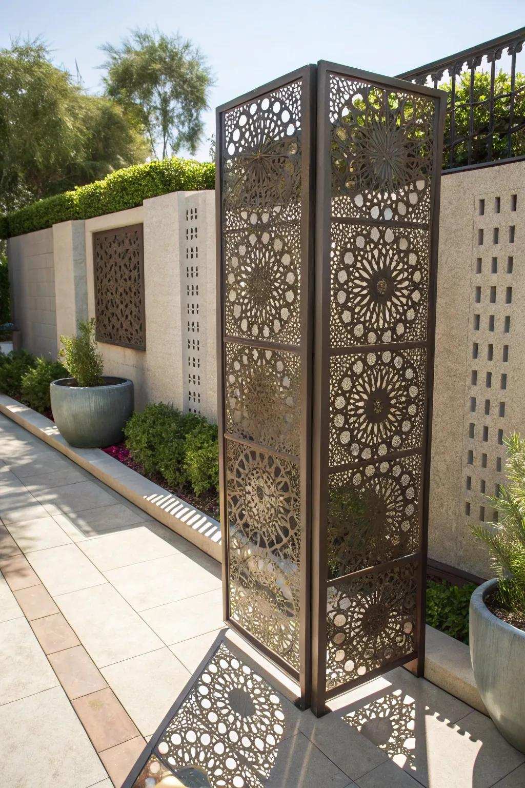Transition your respective patio toward a private oasis operating this artistic metallic obscurity display.